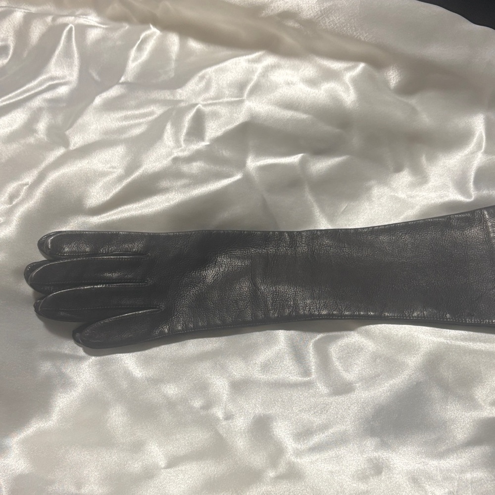 Elegant  Leather Glove size 7.  Made in Italy.
